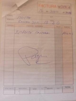 Tende e persiane beige con dettagli lucidi