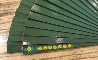 Abanico verde con detalles dorados