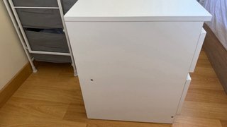 Juego 2 mesitas de noche blancas