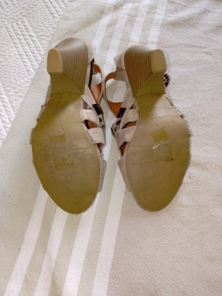 Sandalias Beige Tacón Tachuelas