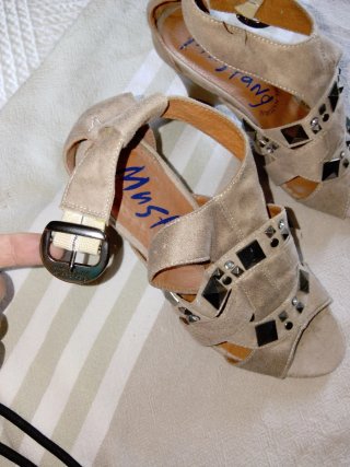 Sandalias Beige Tacón Tachuelas