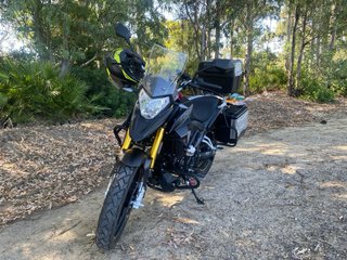 Moto Adventure Negra y Plateada