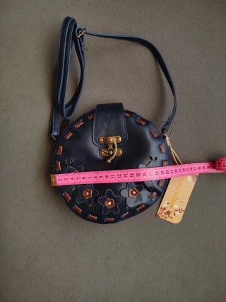 Bolso redondo azul con flores