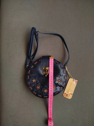 Bolso redondo azul con flores