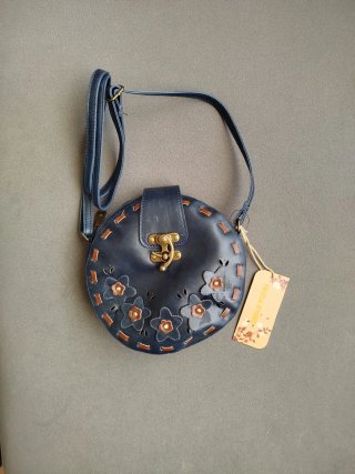 Bolso redondo azul con flores