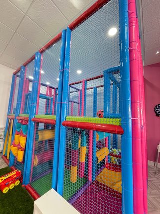 Parque de bola con mobiliario completo