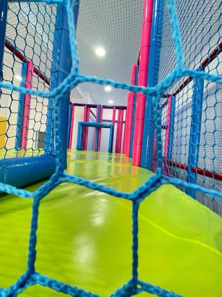 Parque de bola con mobiliario completo