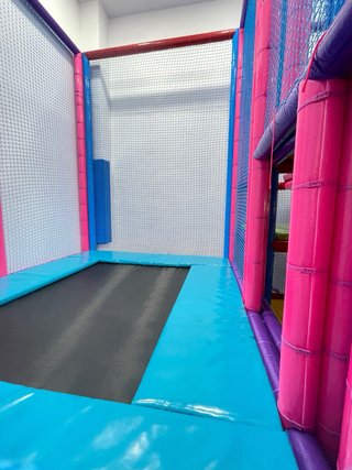 Parque de bola con mobiliario completo
