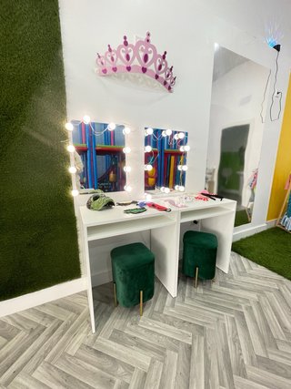 Parque de bola con mobiliario completo