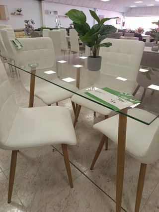 Comedor de Vidrio patas de madera  NUEVO