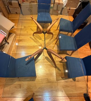 Mesa de comedor de cristal con patas de madera