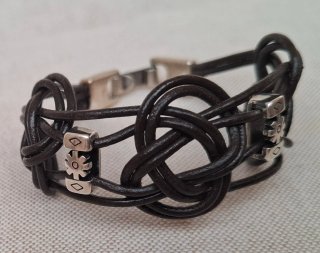Pulsera cuero y zamak baño plata artesanal