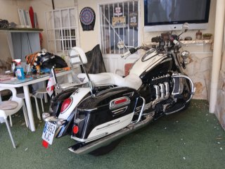Triumph Rocket III Negra y Blanca