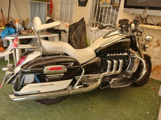 Triumph Rocket III Negra y Blanca