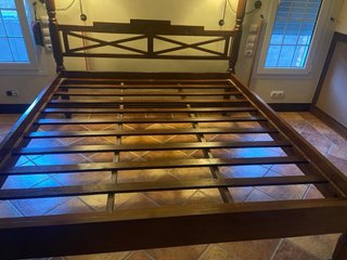 Cama con dosel de madera