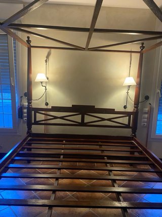 Cama con dosel de madera