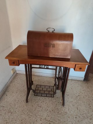 Máquina de coser Alfa antigua
