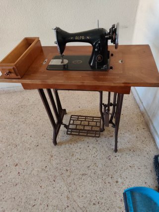 Máquina de coser Alfa antigua