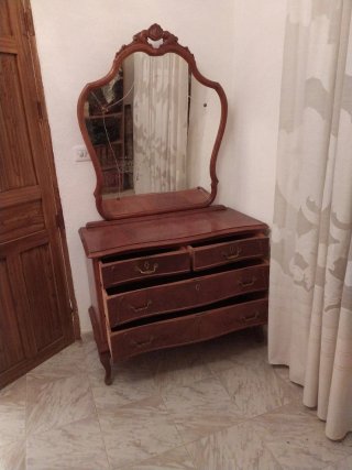 Cómoda vintage con espejo