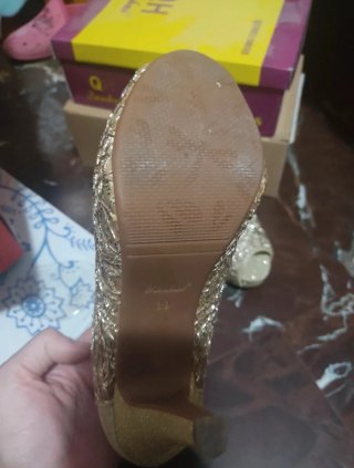 Zapatos de fiesta dorados con pedrería