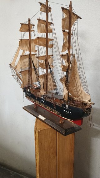 Maqueta de barco de vela en madera