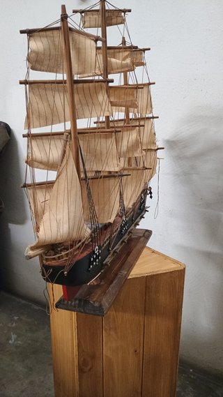 Maqueta de barco de vela en madera
