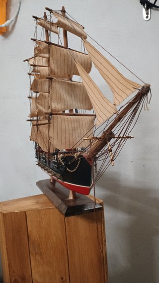 Maqueta de barco de vela en madera
