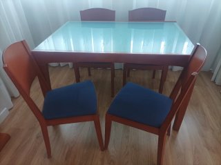 Mesa de comedor con 4 sillas