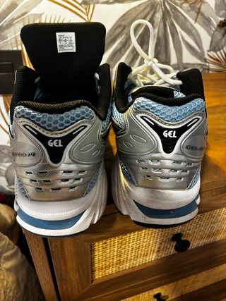 Zapatillas Asics plateadas y azules