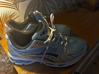 Zapatillas Asics plateadas y azules