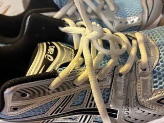 Zapatillas Asics plateadas y azules