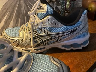 Zapatillas Asics plateadas y azules