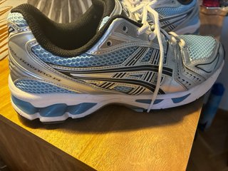 Zapatillas Asics plateadas y azules