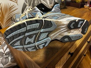 Zapatillas Asics plateadas y azules