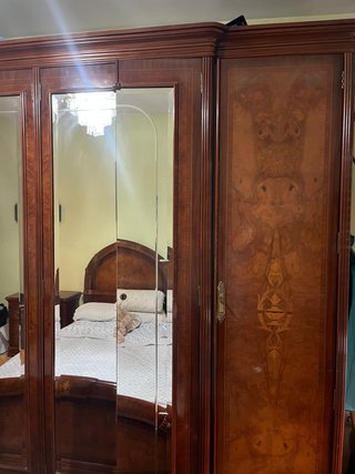 Armario de madera con puertas de espejo