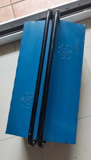 Caja de herramientas metálica azul
