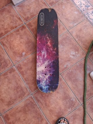 Patineta con diseño de galaxia, no lo uso.