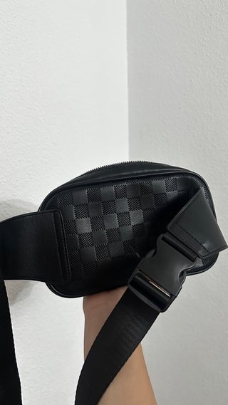 Riñonera LV Negra Cuadros