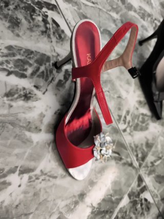 Sandalias de fiesta rojas y plateadas
