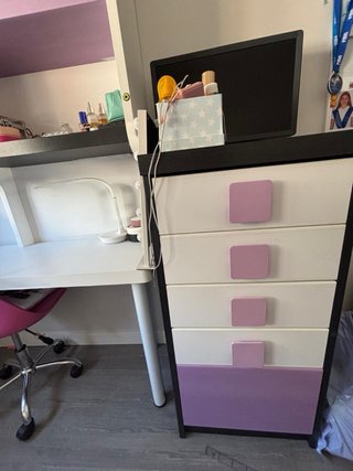 Escritorio y estanterías para habitación