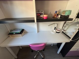 Escritorio y estanterías para habitación