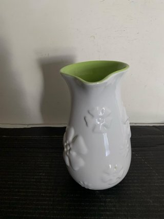 Brocca in ceramica bianca con interno verde