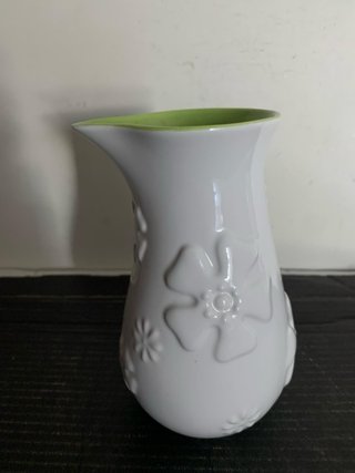 Brocca in ceramica bianca con interno verde