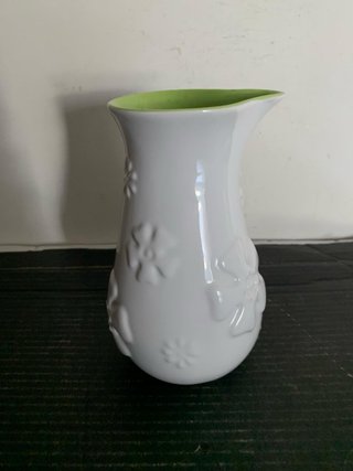 Brocca in ceramica bianca con interno verde