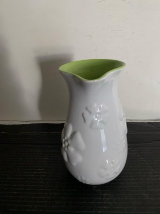 Brocca in ceramica bianca con interno verde
