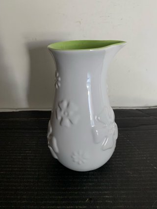 Brocca in ceramica bianca con interno verde