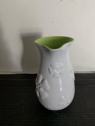 Brocca in ceramica bianca con interno verde