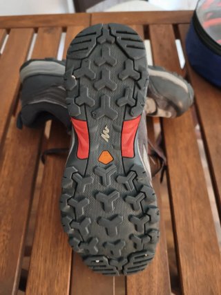 Zapatillas de montaña grises y rojas
