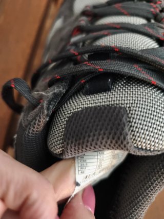 Zapatillas de montaña grises y rojas