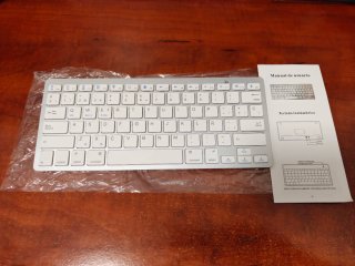 Teclado Bluetooth Plateado y Blanco.
